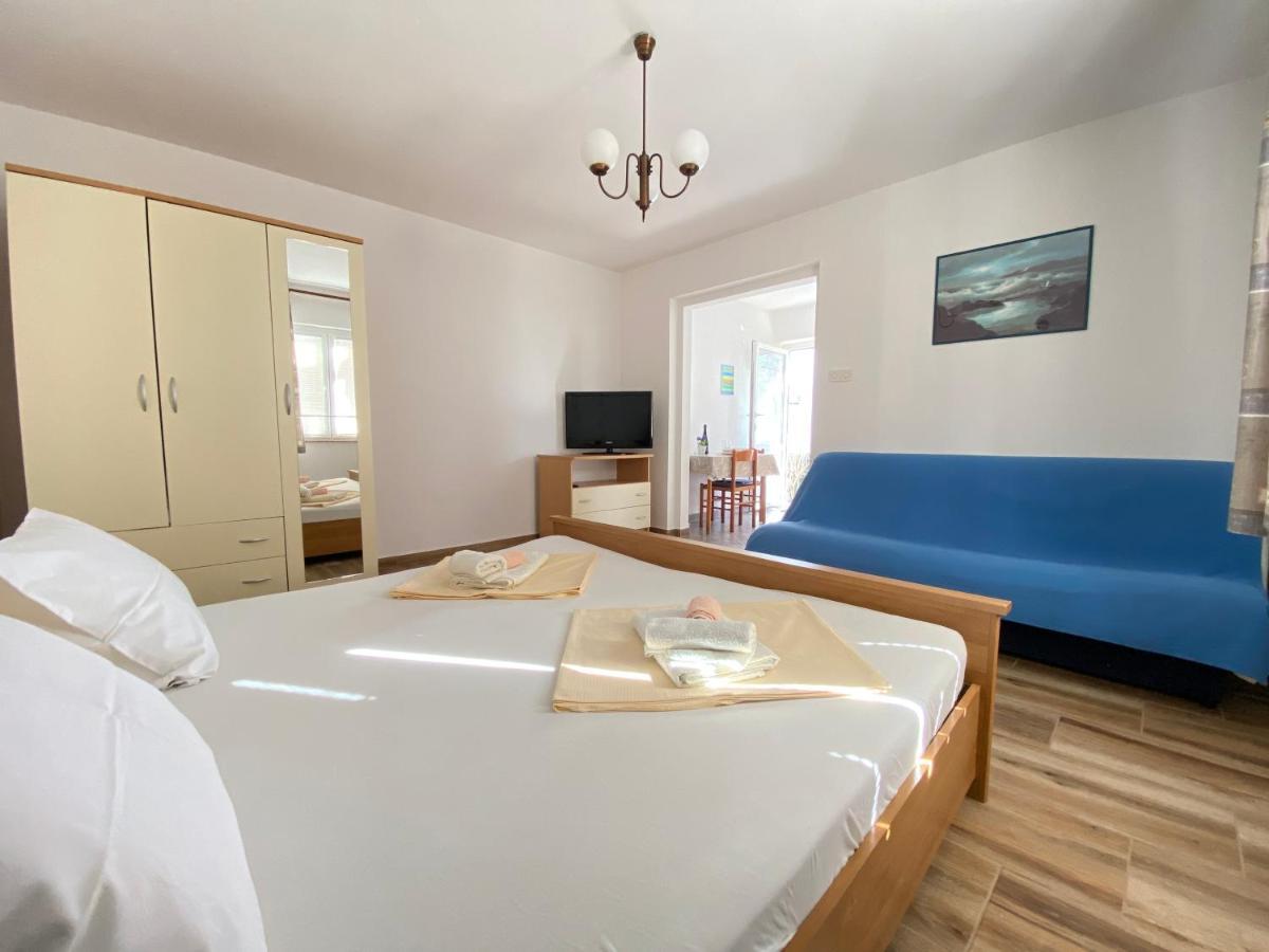 Guest House Dijana Krk Town Bagian luar foto