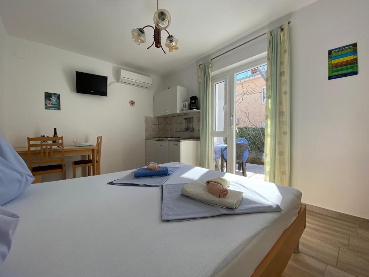 Guest House Dijana Krk Town Bagian luar foto